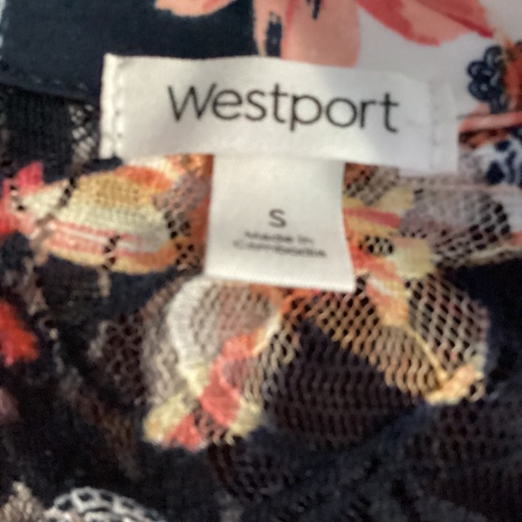 Beautiful polyester top size small - Picture 2 of 6